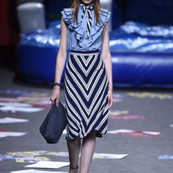 Blusa de volantes azul y falda recta de Maya Hansen primavera/verano 2018 para Madrid Fashion Week