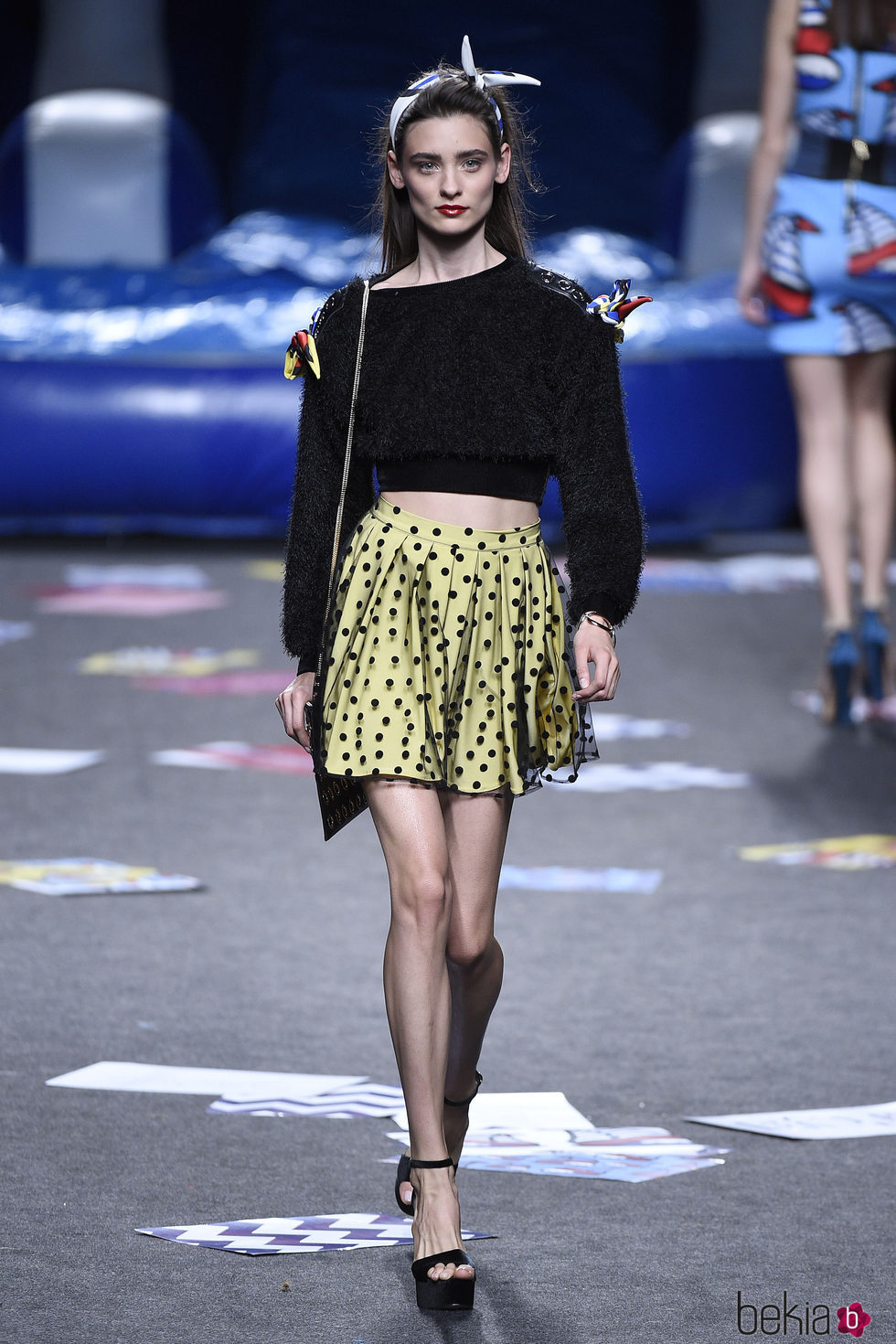 Jersey cropped y falda amarilla de Maya Hansen primavera/verano 2018 para Madrid Fashion Week