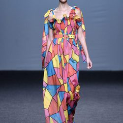 Vestido largo estampado de colores de María Escoté primavera/verano 2018 para Madrid Fashion Week