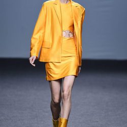 Vestido y americana naranja de María Escoté primavera/verano 2018 para Madrid Fashion Week