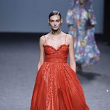 Vestido rojo de tirantes de María Escoté primavera/verano 2018 para Madrid Fashion Week