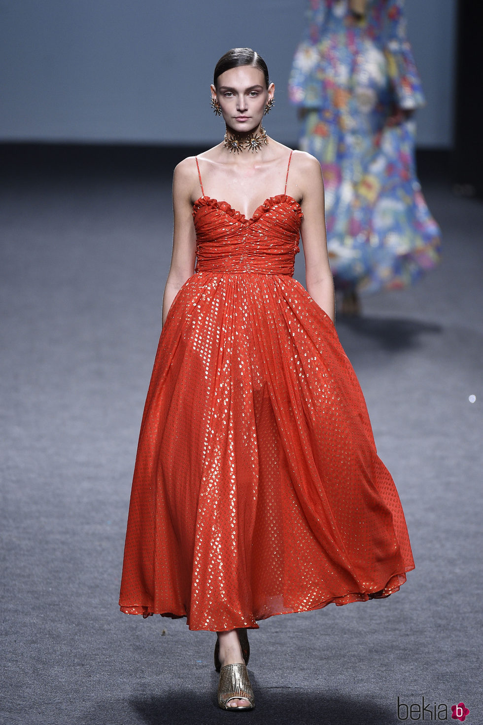 Vestido rojo de tirantes de María Escoté primavera/verano 2018 para Madrid Fashion Week