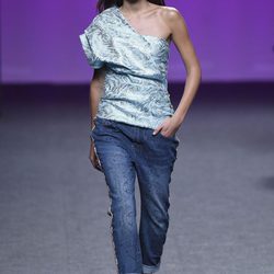 Camisa asimétrica azul de Custo Barcelona primavera/verano 2018 en la Madrid Fashion Week