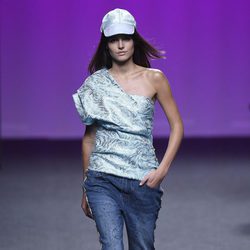 Camisa asimétrica azul de Custo Barcelona primavera/verano 2018 en la Madrid Fashion Week