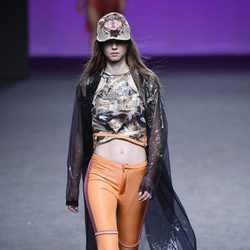 Pantalón naranja de Custo Barcelona primavera/verano 2018 en la Madrid Fashion Week