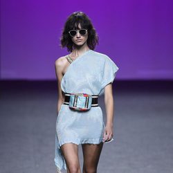 Vestido mini azul de Custo Barcelona primavera/verano 2018 en la Madrid Fashion Week