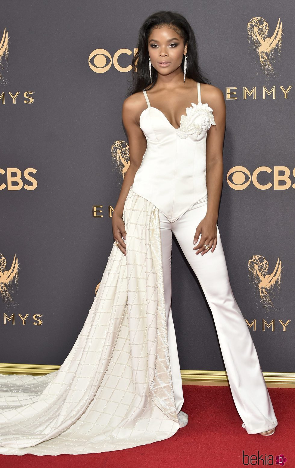 Ajiona Alexus luciendo un jumpsuit blanco en la alfombra roja de los Emmy 2017