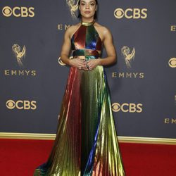 Tessa Thompson con un vestido de pliegues en la alfombra roja de los Premios Emmy 2017