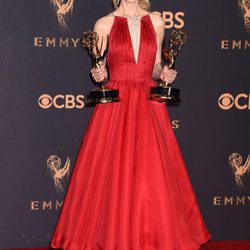 Nicole Kidman con un vestido rojo de Calvin Klein en los Premios Emmy 2017