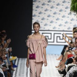 Total look rosa cuarzo de Jorge Vázquez primavera/verano 2018 en la Madrid Fashion Week