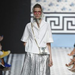 Falda metalizada de Jorge Vázquez primavera/verano 2018 en la Madrid Fashion Week