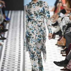 Vestido de flores azules de Jorge Vázquez primavera/verano 2018 en la Madrid Fashion Week