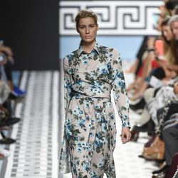 Vestido de flores azules de Jorge Vázquez primavera/verano 2018 en la Madrid Fashion Week