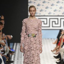 Vestido largo rosa de Jorge Vázquez primavera/verano 2018 en la Madrid Fashion Week
