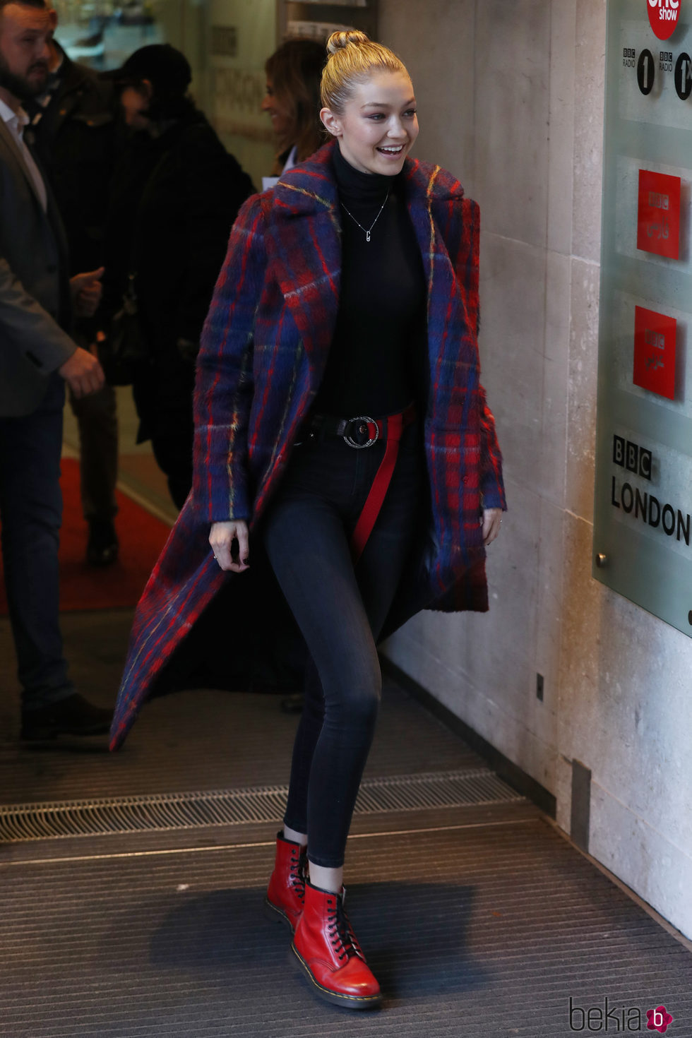 Gigi Hadid pasea por las calles de Londres con su maxi abrigo