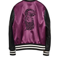 Bomber violeta de la nueva colección de The Weeknd junto a H&M para la campaña de otoño/invierno 2017/2018