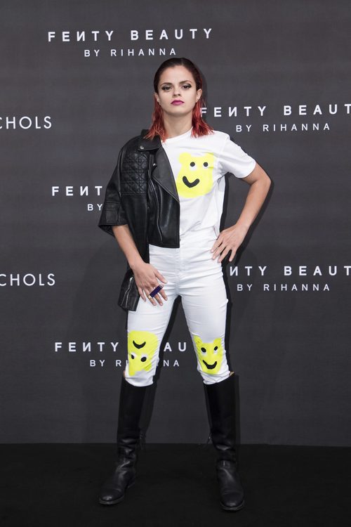 Singer Bip Ling con estampado de emoticonos en el Beauty Fenty de Rihanna 2017