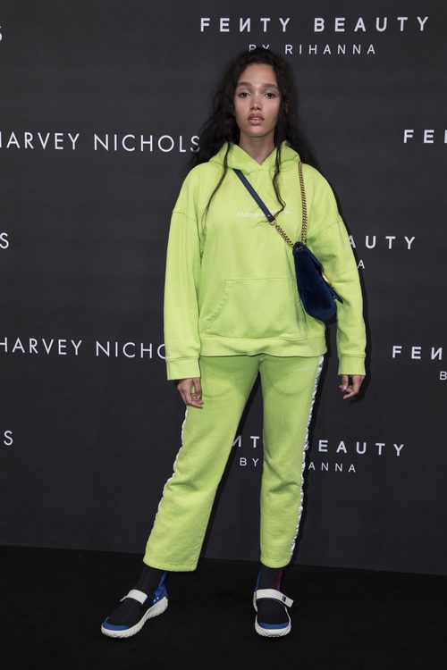 Cassey Chanel con ropa deportiva verde en el Fenty Beauty de Rihanna 2017