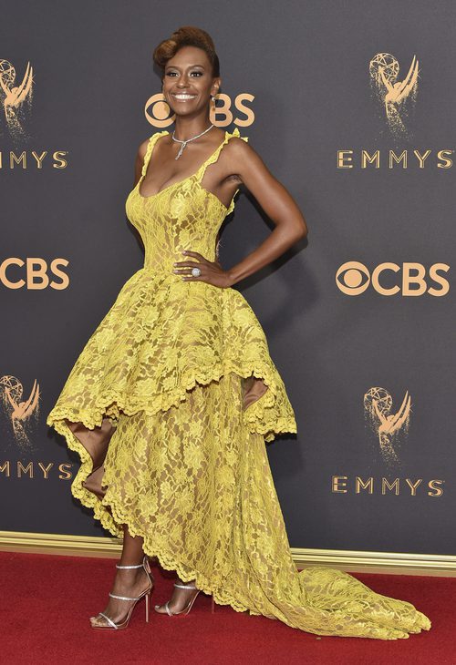 Ryan Michelle con vestido amarillo de encaje en los Emmy 2017