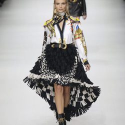 Falda asimétrica de Versace en la Milan Fashion Week primavera/verano 2018