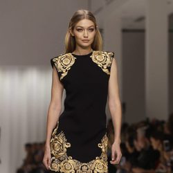 Gigi Hadid desfilando para Versace en la Milan Fashion Week primavera/verano 2018