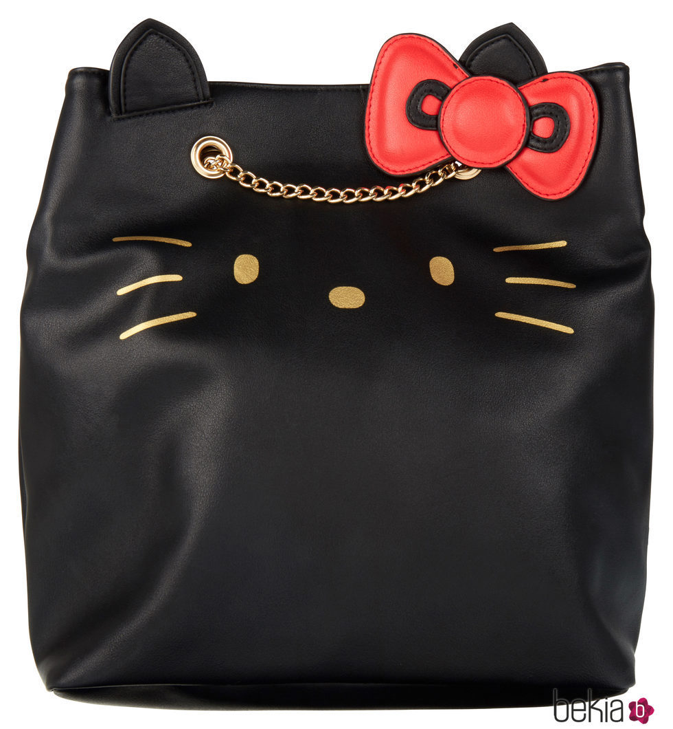 Bolso negro con cadena de la colección de Hello Kitty para Asos de otoño/invierno 2017/2018