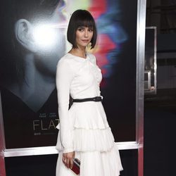 Nina Dobrev en el estreno de 'Flatliners' con un vestido blanco