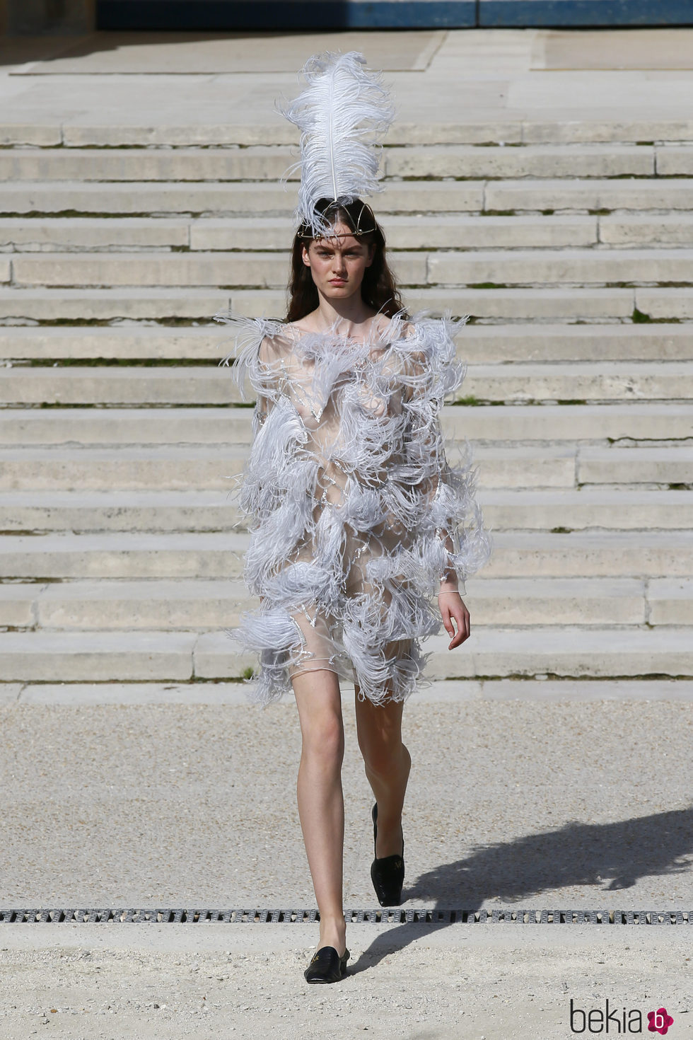 Vestido de plumas de Nina Ricci primavera/verano 2018 en la París Fashion Week