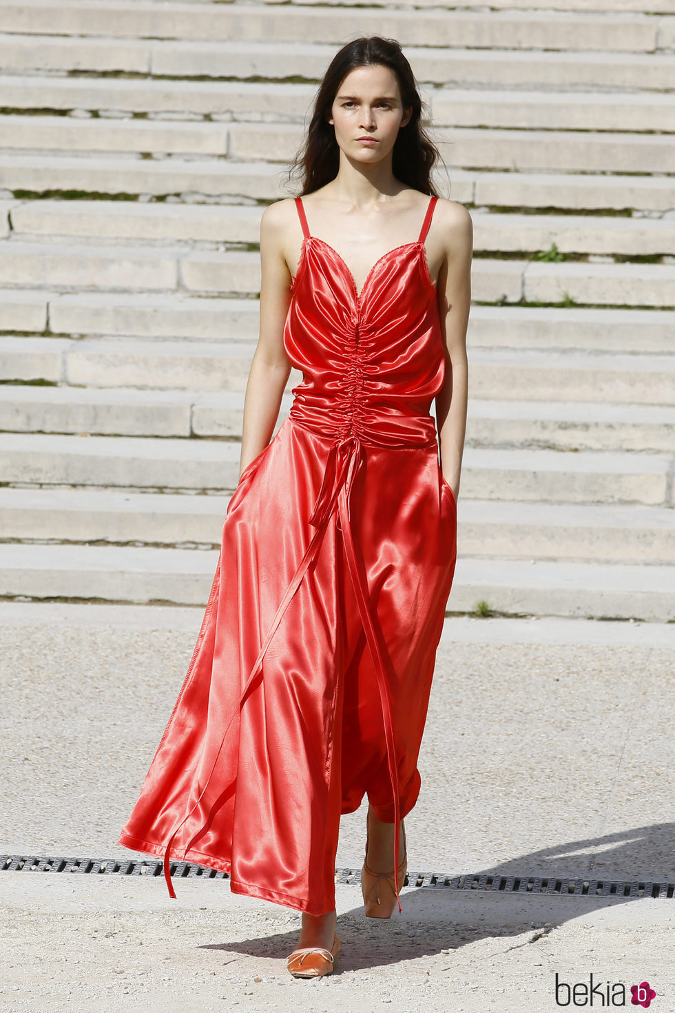 Vestido color coral de Nina Ricci primavera/verano 2018 en la París Fashion Week