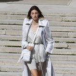 Gabardina con hombreras de Nina Ricci primavera/verano 2018 en la París Fashion Week