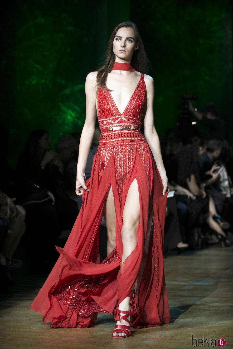 Vestido rojo con pedrería de Elie Saab primavera/verano 2018 en la París Fashion Week