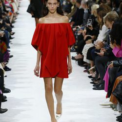 Vestido rojo de la colección primavera/verano 2018 de Valentino en Paris Fashion Week
