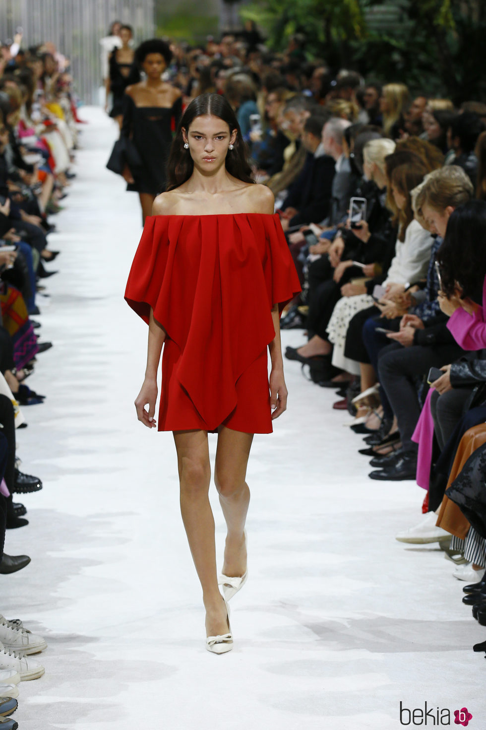 Vestido rojo de la colección primavera/verano 2018 de Valentino en Paris Fashion Week