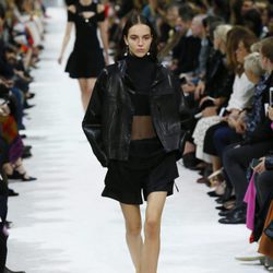 Look total black de la colección primavera/verano 2018 de Valentino en Paris Fashion Week