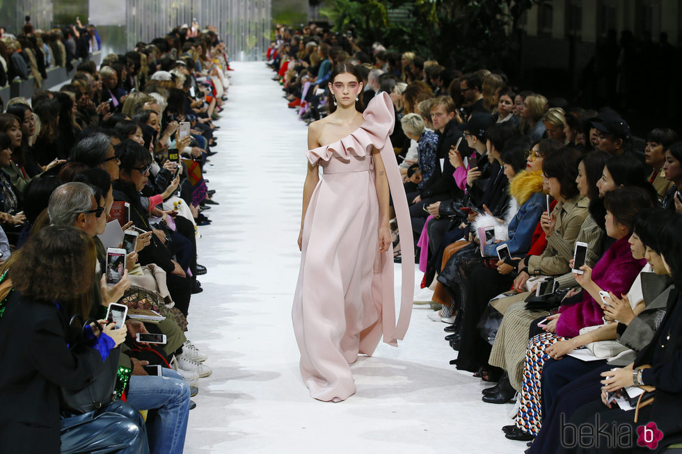 Vestido rosa asimétrico de la colección primavera/verano 2018 de Valentino en Paris Fashion Week