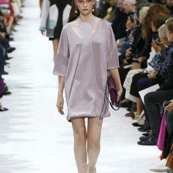Vestido morado con brillantes de la colección primavera/verano 2018 de Valentino en Paris Fashion Week