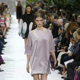 Vestido morado con brillantes de la colección primavera/verano 2018 de Valentino en Paris Fashion Week