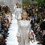 Vestido blanco con lunares de la colección primavera/verano 2018 de Valentino en Paris Fashion Week