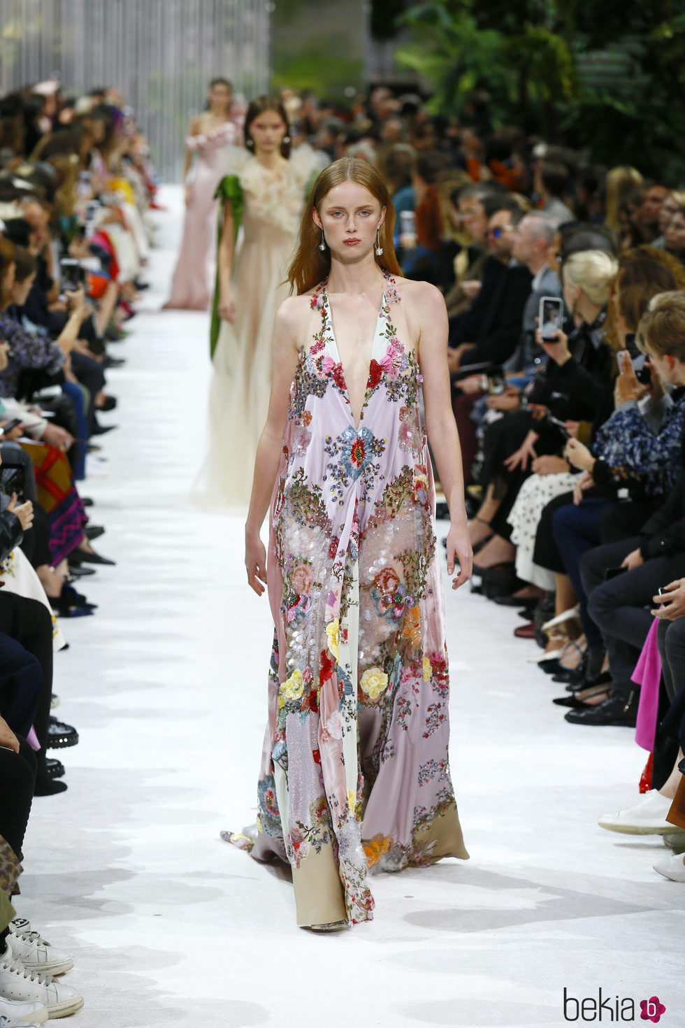 Vestido con estampado de flores de la colección primavera/verano 2018 de Valentino en Paris Fashion Week