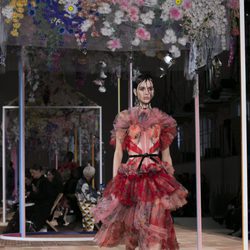 Vestido de volantes de Alexander McQueen primavera/verano 2018 en la París Fashion Week