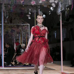 Vestido estampado de Alexander McQueen primavera/verano 2018 en la París Fashion Week
