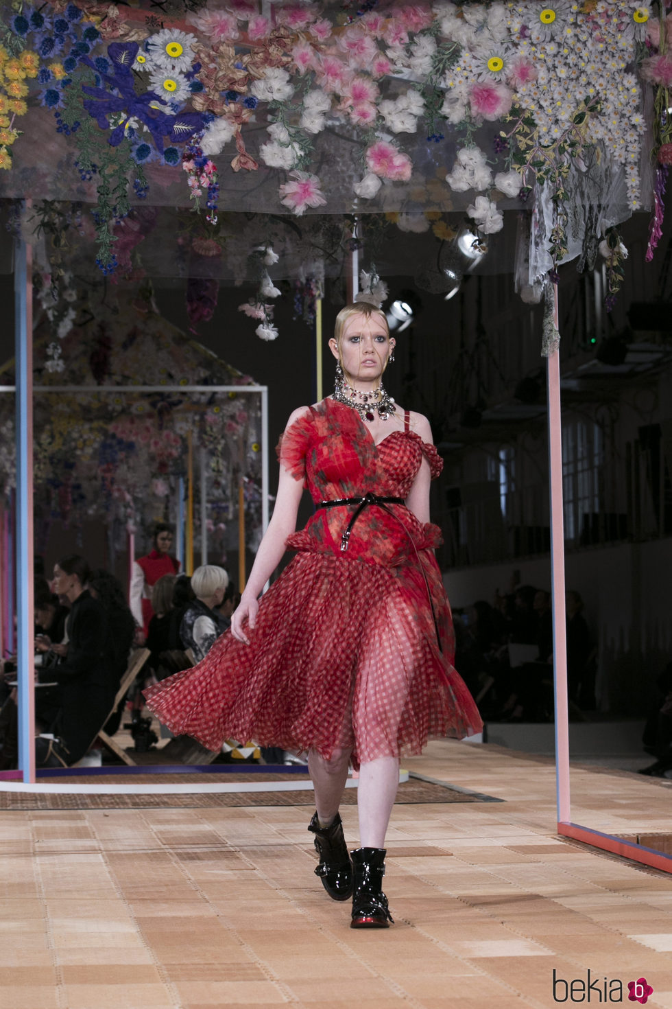 Vestido estampado de Alexander McQueen primavera/verano 2018 en la París Fashion Week