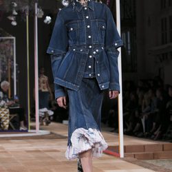 Total look denim de Alexander McQueen primavera/verano 2018 en la París Fashion Week