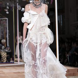 Vestido blanco de Alexander McQueen primavera/verano 2018 en la París Fashion Week