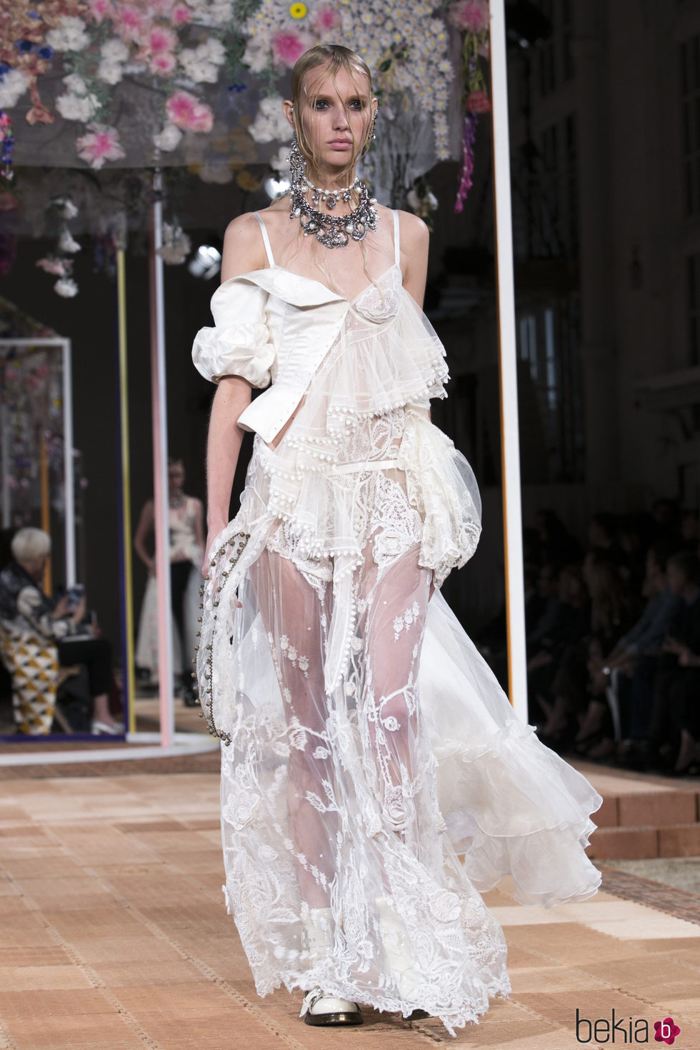 Vestido blanco de Alexander McQueen primavera/verano 2018 en la París Fashion Week