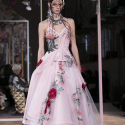 Vestido de flores de Alexander McQueen primavera/verano 2018 en la París Fashion Week