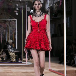 Vestido mini rojo de Alexander McQueen primavera/verano 2018 en la París Fashion Week