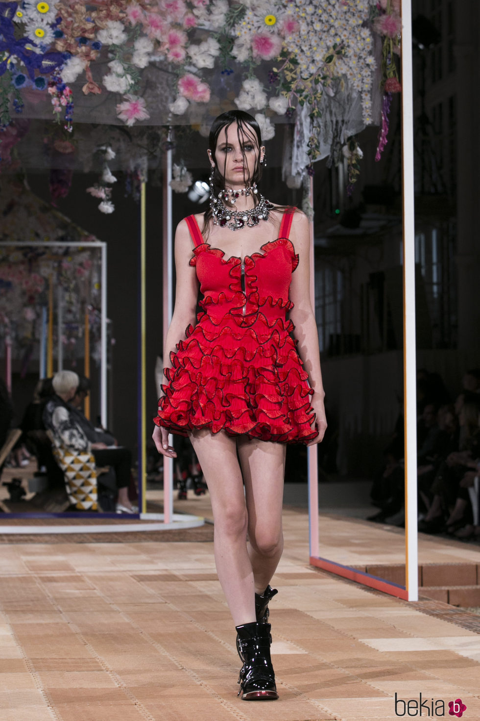 Vestido mini rojo de Alexander McQueen primavera/verano 2018 en la París Fashion Week