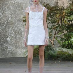 Vestido blanco de la colección primavera/verano 2018 de Chanel en Paris Fashion Week