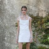 Vestido blanco de la colección primavera/verano 2018 de Chanel en Paris Fashion Week
